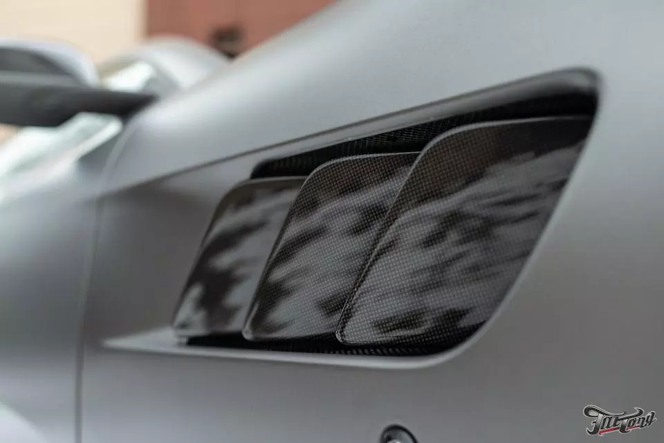 Ferrari GTC4Lusso. Комплексная шумоизоляция салона. Пошив салона. Множество карбона. Окрас масок фар. Часть 4.